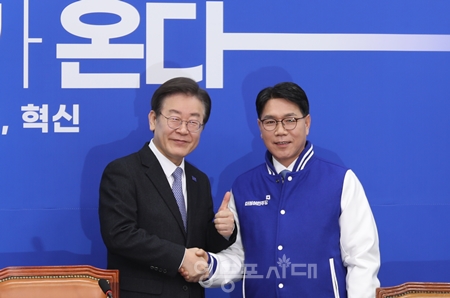 ▲민주당 이재명 대표(사진 왼쪽)가 인재 16호-이재관 영입 인재와 포즈를 취하고 있다. Ⓒ영등포시대