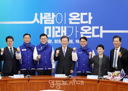 ▲민주당 이재명 대표(사진 가운데)가 2월 7일 국회 당 대표회의실에서 인재 15호-신용한, 16호-이재관, 17호-김재선을 영입 인사를 발표한 후 기념촬영을 하고 있다. Ⓒ영등포시대