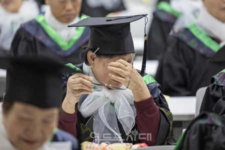 ▲늘푸름학교 졸업생들이 학사모를 던지며 졸업을 자축하고 있다/이미지=영등포구 제공