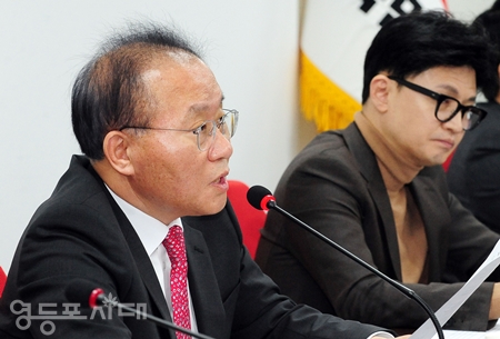 ▲윤재옥 원내대표(사진 왼쪽)가 “민주당은 지금 파렴치한 범죄자들뿐만 아니라 한미동맹 파기 주장, 천안함 음모론을 퍼뜨리는 반국가 세력까지 다 모아서 아예 국회를 아수라장으로 만들려고 하는 중이다”라고 비판하고 있다. ⓒ영등포시대