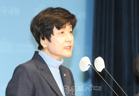 Ⓒ김영주 영등포갑 국회의원이 2월 19일 국회 소통관에서 기자회견을 열고 “오늘 민주당이 저에게 의정활동 하위 20%를 통보했다. 영등포 주민을 대표하는 국회의원으로서 모멸감을 느낀다”라며 탈당을 선언하고 있다. Ⓒ영등포시대