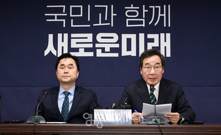 ▲새로운 미래 이낙연 대표(사진 오른쪽)가 2월 20일 여의도 당사에서 기자회견을 열고 “당을 재정비하고 선거체제를 신속히 갖추겠다”라며 개혁신당과 결별을 선언하고 있다. Ⓒ영등포시대