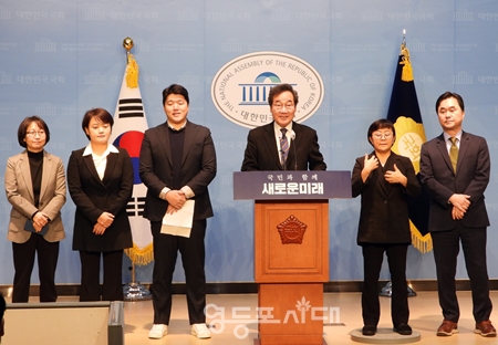 ▲이낙연 새로운미래 대표 겸 인재위원장이 22일, 국회 소통관에서 기자회견을 열고 언론·종교·미래 농업 분야 인재 영입 인사를 발표하고 있다. Ⓒ영등포시대