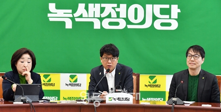 ▲김준우 상임대표(사진 가운데)가 2월 26일 국회에서 열린 상무위원회에서 모두발언을 하고 있다. Ⓒ영등포시대 