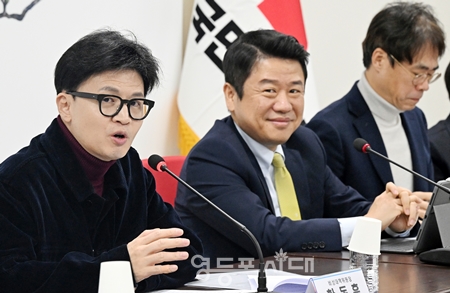 ▲한동훈 비대위원장(사진 왼쪽)이 2월 26일 여의도 당사에서 열린 비대위원회 모두 발언에서 “이 조용한 공천은 우리의 공이 아니고, 감동적인 희생과 헌신을 해주시는 우리의 중진들 그리고 승복해 주시는 후보님들의 공이다”라고 말하고 있다. Ⓒ영등포시대