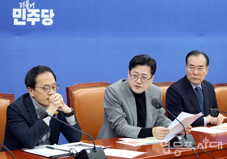 ▲홍익표 원내대표(사긴 가운데)가 2월 27일 국회에서 열린 원내대책회의 모두 발언에서 선거구획정안이 29일, 본회의를 통과하지 못해 4월 총선이 정상적으로 실시하지 못한다면 이것은 전적으로 정부 여당의 책임이다”라고 강조하고 있다. Ⓒ영등포시대 