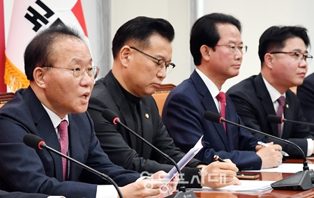 ▲국민의힘 윤재옥 원내대표(사진 왼쪽이)가 26일 원내대책회의 모두 발언에서 “29일 본회의에서 고준위방폐법을 꼭 통과시킬 수 있도록 민주당의 적극적인 협조를 부탁드린다”라고 당부하고 있다. Ⓒ영등포시대