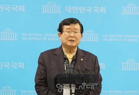 ▲설훈 의원이 기자회견을 마친 뒤 백브리핑에서 이낙연 새로운미래 대표와 상의했는지 등에 대한 기자들의 질문에 답변하고 있다.Ⓒ영등포시대