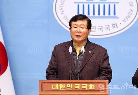 ▲설훈 민주당 의원이 2월 28일 국회 소통관에서 기자회견을 열고 “민주당에는 김대중의 가치, 노무현의 정신이 모두 사라졌다”라며 탈당을 선언하고 있다. Ⓒ영등포시대