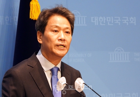 ▲이에 임종석 전 대통령비서실장이 2월 28일 국회 소통관에서 기자회견을 열고 민주당 이재명 대표와 최고위원회에 “중구 성동구 갑에 대한 의결(전략 공천) 사항을 제고해 달라, 며칠이고 모여 앉아서 격론을 벌여 달라”라고 요청하고 있다. Ⓒ영등포시대