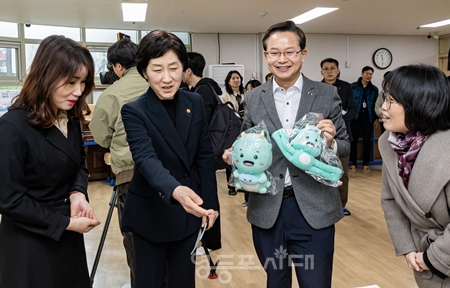 ▲최호권 영등포구청장(오른쪽 두 번째)이 27일, 한화진 환경부 장관과 함께 신길동에 위치한 신일어린이집을 방문해 환경부에서 제작한 인형을 들고 환하게 웃고 있다./이미지=영등포구 제공