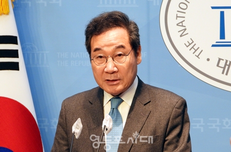 ▲새로운미래 이낙연 공동대표가 2월 29일 국회 소통관에서 긴급기자회견을 열고 “의사들의 업무 복귀”를 호소하는 한편 선거구획정이 또 연기되고 위성정당을 만드는 것에 대해서는 강하게 비판하고 있다. Ⓒ영등포시대