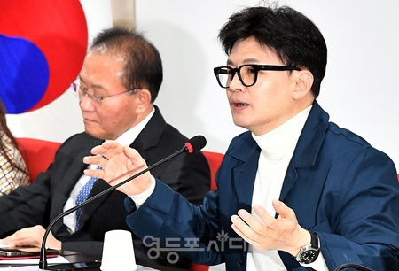 ▲한동훈 비대위원장(사진 오른쪽)이 2월 29일 여의도 당사에서 열린 비대위원회 모두 발언에서 “이 공천 자체가 ‘어, 수십 년간 공천 중에서 가장 공정하고 가장 사심 없이 이루어진 거다’라는 평가 자체를 받고 싶다”라고 밝히고 있다. Ⓒ영등포시대