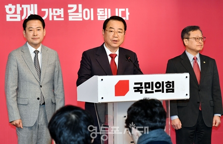 ▲정영환 국민의힘 공관위원장(사진 가운데)이 29일, 제22대 국회의원선거 후보자에 대한 추가 심사 결과를 발표하고 있다. Ⓒ영등포시대