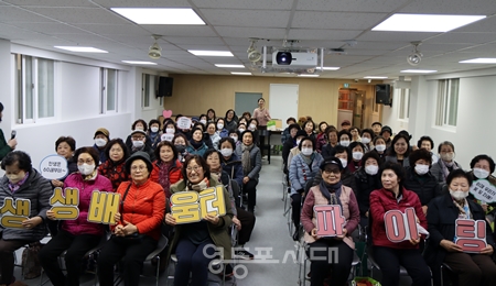 ▲2월 27일 열린 ‘어르신 생생배움터’ 개강식에 참석한 70명의 어르신/이미지=영등포종합사회복지관 제공