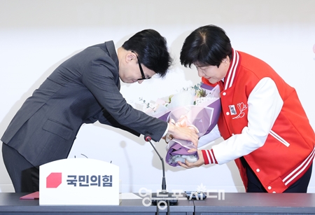 ▲민주당을 탈당한 김영주 국회 부의장(오른쪽)이 4일, 국민의힘에 입당한 후 한동훈 비대위원장으로부터 축하 꽃다발을 받으며 인사를 하고 있다. Ⓒ영등포시대