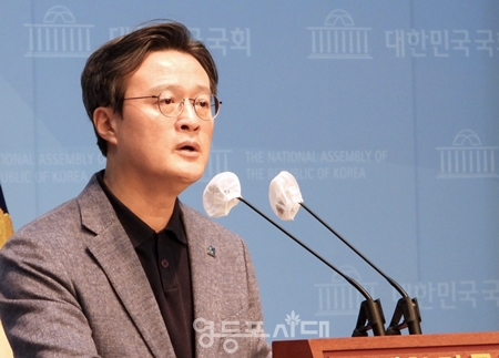 ▲채현일 영등포갑 국회의원 예비후보가 3월 4일 국회 소통관에서 기자회견을 열고 “김영주 의원의 배신 정치, 국민과 당원이 똑똑히 기억할 것이다”라며 “윤석열 정권 심판, 하나 된 ‘단일대오 민주당’으로 함께 싸워나갈 것이다”라고 강조하고 있다. Ⓒ영등포시대