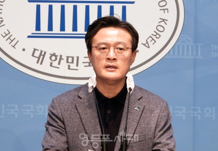 ▲채현일 예비후보가 “정당의 가치관이 철저하게 다른 ‘국민의힘’ 입당에 대해 오랜 시간 같은 당 소속 정치인으로서 모멸감 느낀다”라고 밝히고 있다. Ⓒ영등포시대