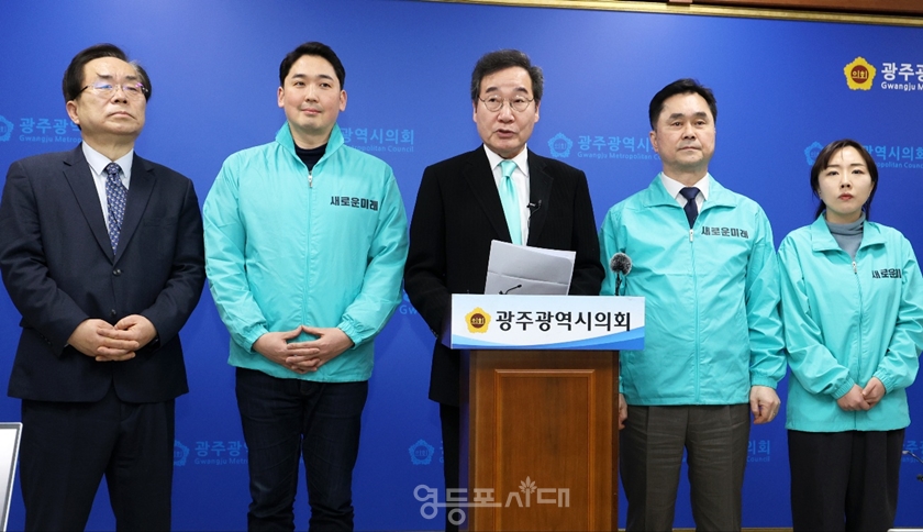 ▲이낙연 새로운미래 공동대표가 3월 4일 광주시의회에서 기자회견을 열고 제22대 국회의원 선거 광주 출마를 선언하고 있다./이미지=새로운미래 제공