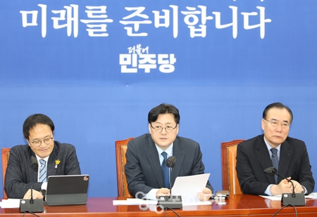 ▲홍익표 민주당 원내대표가 3월 5일 국회에서 열린 원내대책회의 모두 발언에서 방송통신심의위원회를 향해 “국민의 입은 막고, 공포를 조장하며 대통령 심기만 살피는 현실의 맨 앞에 있다”라고 강하게 비판하고 있다. Ⓒ영등포시대