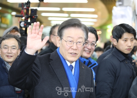 ▲이재명 대표가 채현일 후보 선거사무소 지지 방문을 마치고 영등포 뉴타운 지하 쇼핑몰을 찾아 상인들에게 손을 들어 인사하고 있다. Ⓒ영등포시대