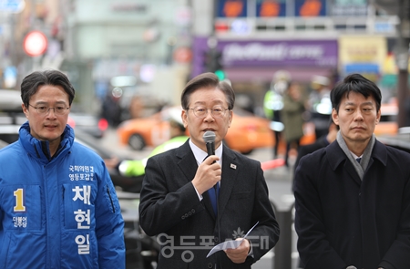 ▲이재명 대표가 영등포역 앞 광장에서 긴급기자회견을 열고 “대통령과 일부 언론들을 향해 공정한 선거가 될 수 있도록 해달라”라고 호소하고 있다.Ⓒ영등포시대