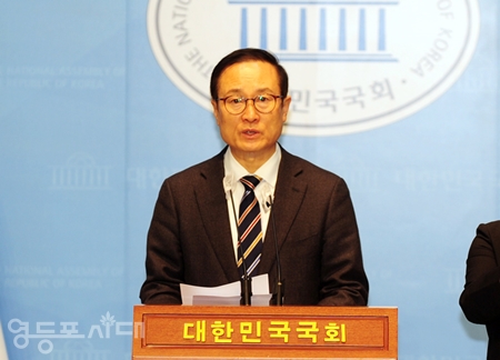▲홍영표 의원은 3월 6일 국회 소통관에서 기자회견을 열고 “부당한 권력의 사유화, 사당화에 맞서 당당하게 맞서겠다”라며 민주당 탈당을 선언하고 있다. Ⓒ영등포시대 