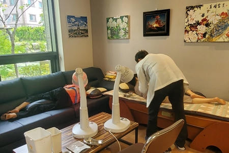 ▲지난해 찾아가는 한방 진료 사업으로 경로당에서 진료를 받고 있는 어르신들의 모습/이미지=영등포구 제공