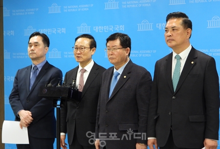 ▲백브리핑에서 “먼저 새로운미래에 입당한 뒤 당명 변경 등을 논의하기로 했다”라며 당초 ‘민주연대’를 구성해 새로운미래와 합당하는 방식에서 일정 등의 사유를 들며 한발 물러서는 모습을 보였다. Ⓒ영등포시대