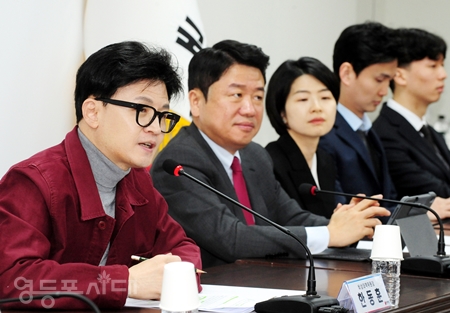 ▲한동훈 비대위원장(사진 왼쪽)이 3월 7일, 여의도 당사에서 열린 비대위원회 모두 발언에서 이재명 대표의 배우자이신 김혜경 씨 배우자실 부실장 출신의 권향협 씨에 관한 내용에 대해 강하게 비판하고 있다. Ⓒ영등포시대 