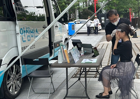 ▲450 직장인 대상 마음안심버스 운행사진(더현대백화점)/이미지 =영등포구 제공