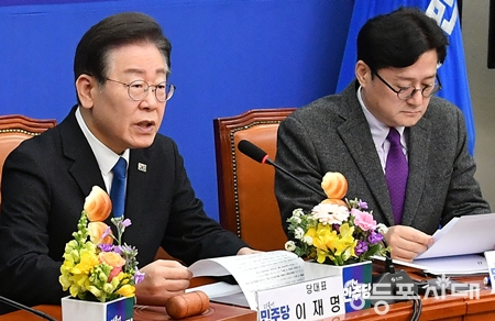 ▲이재명 대표(사진 외쪽)가 8일 국회에서 열린 최고위원회 모두 발언에서 국민의힘을 향해 “특검법 표결이 끝나니까 여당 공천의 본질이 드러나고 있다”라며 강하게 비판하고 있다. Ⓒ영등포시대