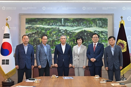 ▲김형재 시의원(오른쪽에서 두 번째)과 김현기 서울시의회 의장(왼쪽에서 세 번째)이 소상공인연합회 관계자들과 간담회를 갖고 소상공인의 애로사항을 청취한 뒤 기념사진을 찍고 있다. (23년 9월 서울시의회)/이미지=서울시의회 제공