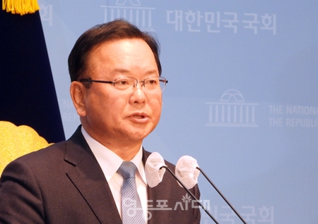 ▲김부겸 전 국무총리가 3월 11일 국회 소통관에서 기자회견을 열고 “민주당의 총선 승리를 위해 선거대책위원회에 합류하기로 결정했다”라고 밝히고 있다.Ⓒ영등포시대