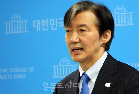 ▲조국 대표는 기자회견을 후 백브리핑에서 조국개혁신당의 지지율이 오르는 이유에 대해 설명하고 있다. Ⓒ영등포시대 