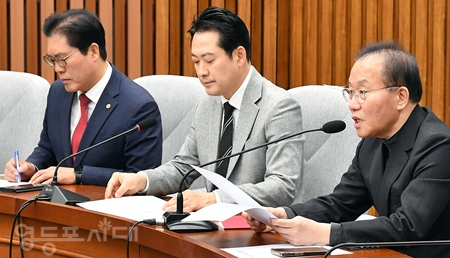 ▲윤재옥 원내대표(사진 오른쪽)가 3월 15일 국회에서 열린 원내대책회의 모두 발언에서 ““민주당의 억지에 참담함을 느낀다”라고 밝히고 있다. Ⓒ영등포시대