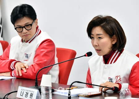 ▲나경원 공동선거대책위원장(오른쪽)이 “저출산·고령화 위기에 대해 “저출산·고령화 위기는 대한민국 공동체의 존립 자체를 위협하는 위기이다”라고 강조하고 있다.Ⓒ영등포시대