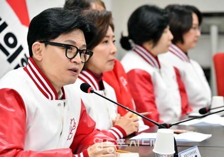 ▲한동훈 국민의힘 중앙선거대책위원장(왼쪽)이 “어려울 때 더 강해지는 것이 책임감과 사명감을 가진 사람들의 특징이다”라며 총선 필승을 강조하고 있다. Ⓒ영등포시대