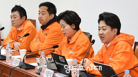 ▲이준석 개혁신당 대표(사진 오른쪽)가 3월 20일 국회에서 열린 최고위원회 모두 발언에서 한동훈 국민의힘 비대위원장을 ‘셀카 로봇’으로 지칭하며 “로봇 제1원칙에 지배받고 있다”라며 강하게 비판하고 있다. Ⓒ영등포시대