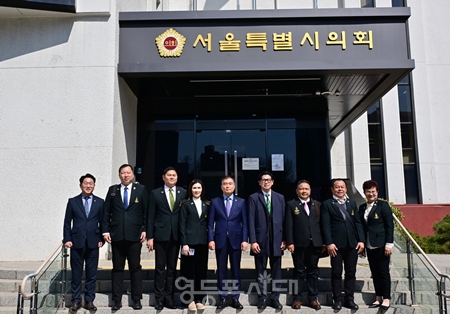 ▲김현기 서울시의회 의장(사진 가운데)이 21일, 서울의 우수 정책 벤치마킹과 우호협력 강화를 위해 방한한 태국 방콕시의회 대표단과 함께 기념사진을 찍고 있다./이미지=서울시의회 제공  