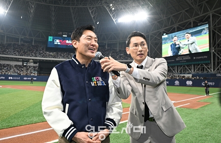 ▲오세훈 서울시장이 21일 저녁 서울 구로구 고척스카이돔에서 열린 SD 파드리스와 LA다저스의 2024 미국프로야구 메이저리그(MLB) 정규시즌 2차전 경기 시작을 알리는 ‘Play Ball’을 선언하고 있다./이미지-서울시 제공