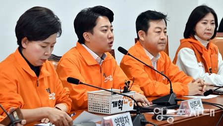 ▲이준석 대표(사진 왼쪽에서 두 번째)가 3월 22일 국회에서 열린 최고위원회의 모두 발언에서 “이번 총선은 결국 지난 대통령 선거와 지방선거의 재판이 되지 않는 것이 무엇보다도 중요하다”라며 개혁신당 지지를 호소하고 있다. Ⓒ영등포시대