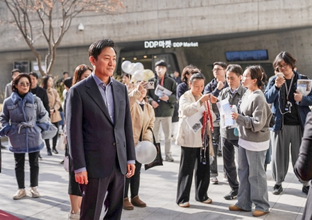 ▲23일(토) 오세훈 서울시장이 개관 10주년을 맞은 동대문디자인플라자(DDP)를 방문해 15년만에 새단장한 해치 대형 아트벌룬 앞에서 DDP 10주년 축하인사를 전하고 있다./이미지=서울시 제공