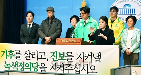 ▲김준우 녹색정의당 상임선대위원장과 고문·후원회장이 3월 26일 국회 소통관에서 기자회견을 열고 녹색정의당 지지를 호소하고 있다. Ⓒ영등포시대 