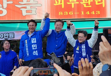 ▲이재명 민주당 상임 공동선거대책위원장이 3월 24일 영등포 지원 유세에서 김민석 후보의 지지를 호소하고 있다./이미지=김민석 후보 페이스북 갈무리