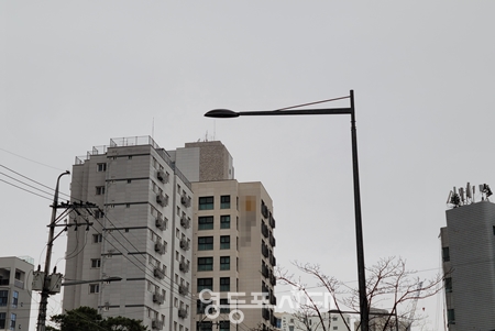 ▲29일 아침 국회대로 54길에서 바라본 북쪽 하늘 Ⓒ영등포시대 