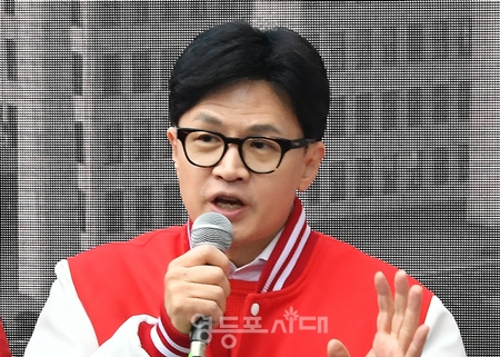 ▲한동훈 위원장이 3월 28일 서대문 이용호 후보 지원유세에서 “민심을 조롱하는 이(재명)･조(국)를 반드시 심판해 달라!”라고 목소리를 높이고 있다.Ⓒ영등포시대