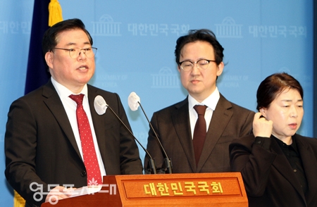 ▲유동규 전 성남도시개발공사 기획본부장(사진 왼쪽)이 28일 서울 여의도 국회 소통관에서 기자회견을 열고 이재명 대표에 대해 ”정신 바짝 차리고 어떻게 해야 할지 생각해 주고, 그리고 심판해 달라”라고 호소하고 있다. Ⓒ영등포시대