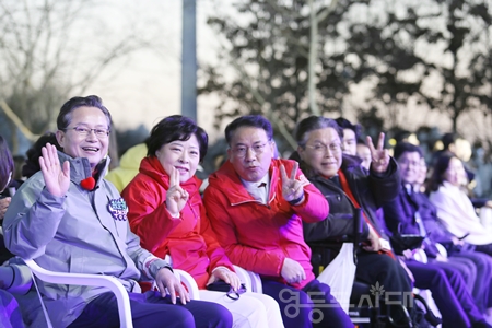 ▲‘제18회 영등포 여의도 봄꽃 축제 개막식’에 참석한 최호권 영등포구청장, 정선희 영등포구의회 의장, 김재진 시의원 등이 나란히 앉아 본지의 사진 촬영에 응해주고 있다. ⓒ영등포시대