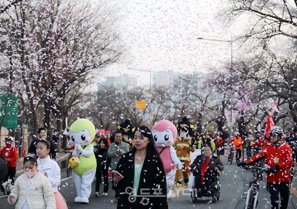▲‘제18회 영등포 여의도 봄꽃 축제 개막’에 앞서 진행된 퍼레이드 중 축하의 꽃가루가 날리고 있다. ⓒ영등포시대